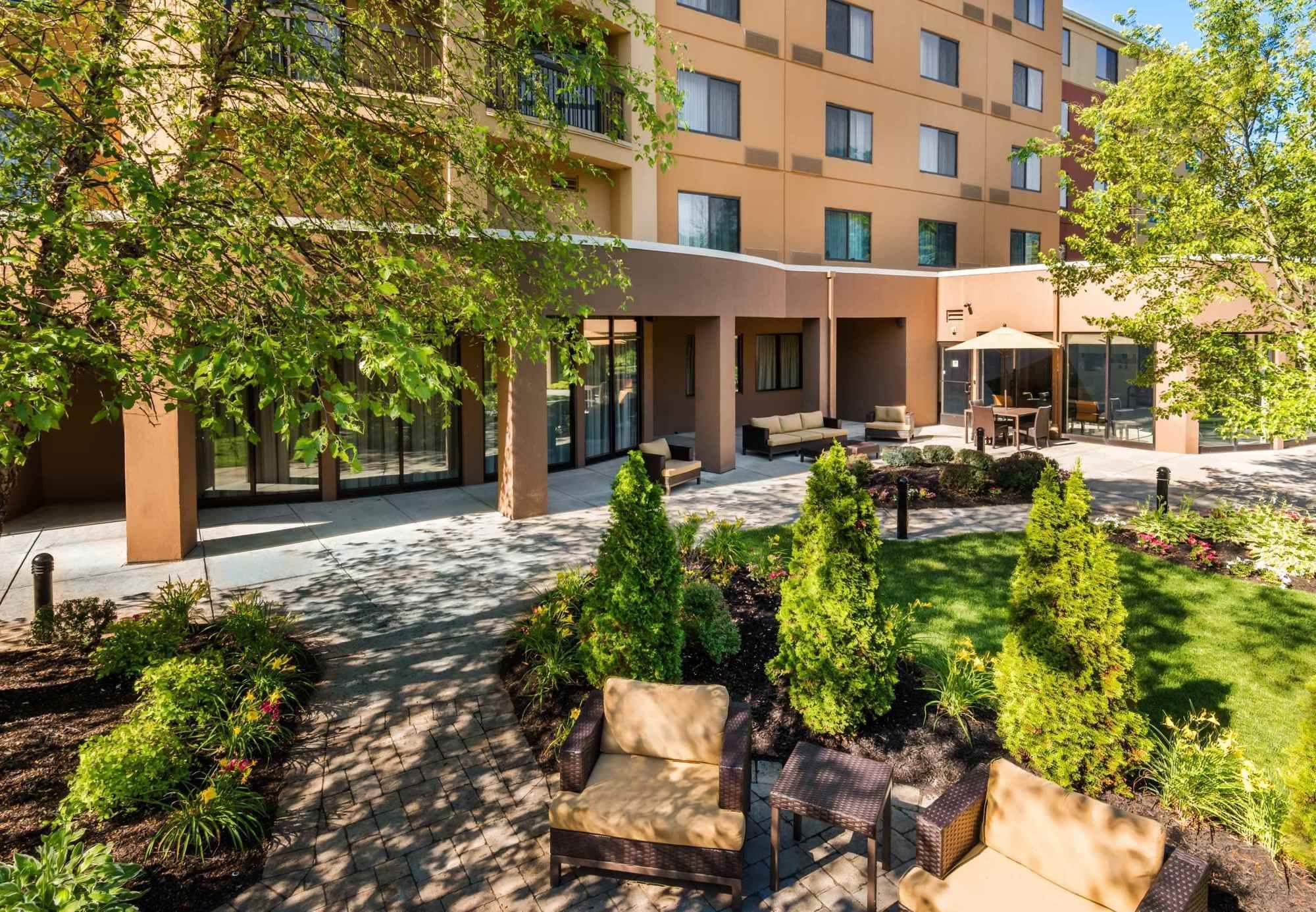 Courtyard By Marriott Providence Lincoln Hotel Exterior foto